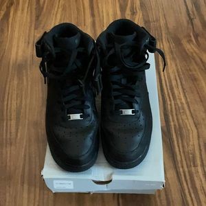 Air Force 1 mid size 11 black (worn )